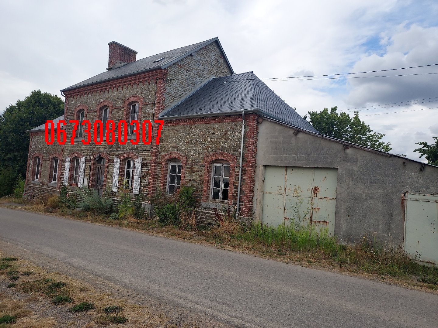 Prix: 76 000.  Les honoraires sont à la charge du vendeur.  VASSY ( 14410), très belle maison à restaurer entièrement (ancienne école) sur un terrain 
