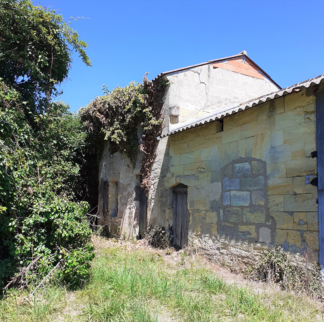 Ancienne habitation en pierre sans mitoyenneté  située au calme dans un petit hameau calme. Elle comprend 3 pièces et un petit hangar sur un terrain d