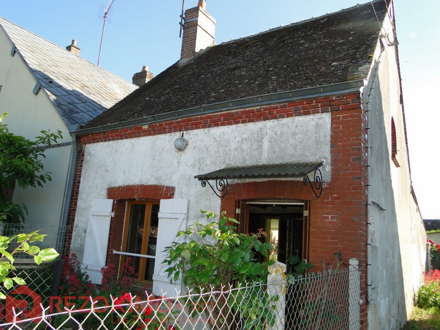Dans un village proche de Brou (5 km), charmante maison ancienne sur terrain de 201 m², avec atelier et garage. Pièce à vivre avec cheminée, cuisine, 