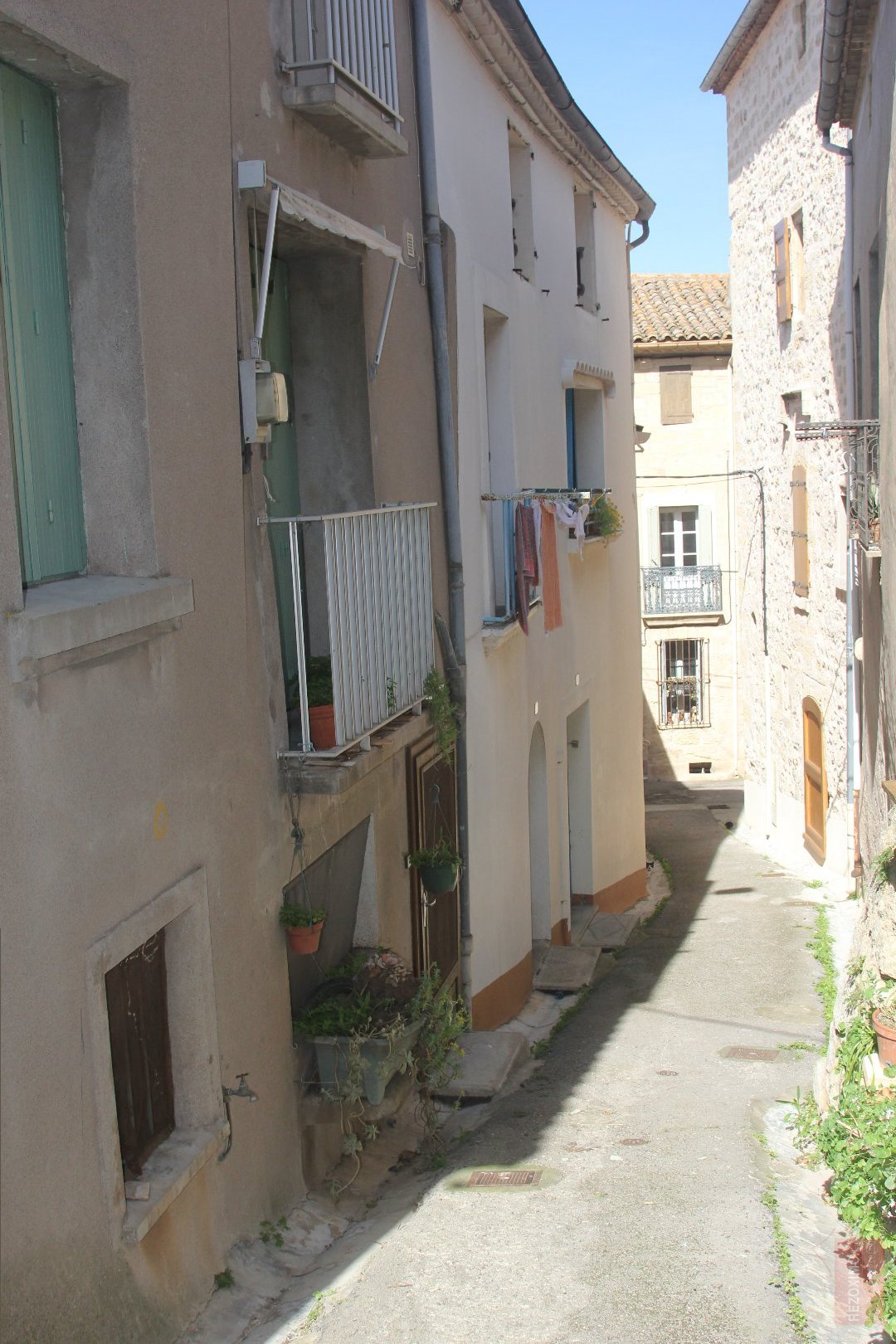 Bienvenue à Castelnau de Guers, village Médiéval  Languedocien de 1200 habitants, situé idéalement à 3 km de Pézenas et de lA75, permettant de relier 