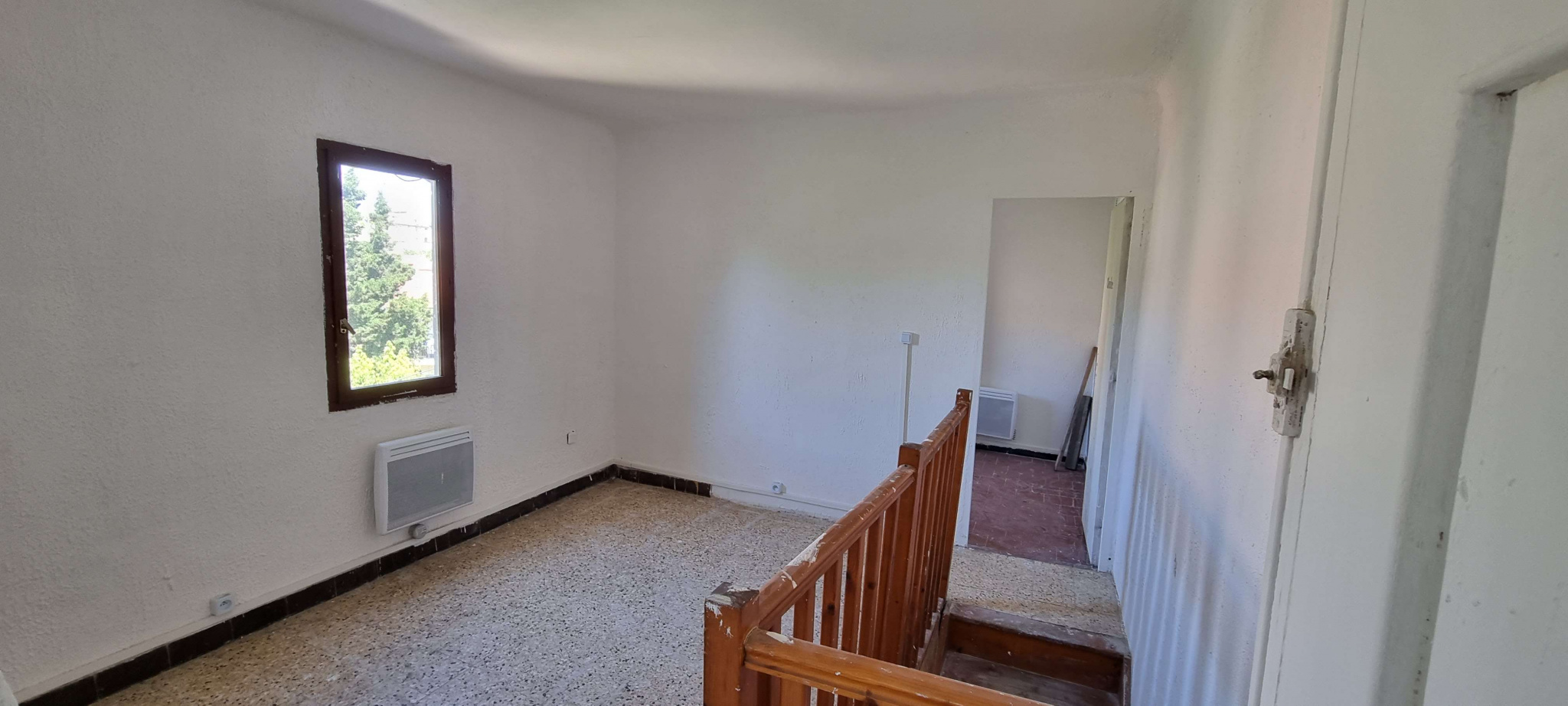 Marseille 15 ème, à proximité immédiate du village de St Louis et de toutes les commodités. Sur parcelle de terrain de 131 m2 : Maison T3 de 56 m2, mi